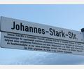 Bild: Jennifer Battaglia
In Poppenricht wurde ein Zusatzschild unter dem Straßennamen angebracht, das die Person Johannes Stark besser einordnet und auf seine antisemitischen Publikationen und die Mitgliedschaft in der NSDAP hinweist.