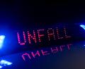 Archivbild: Monika Skolimowska
Das Blaulicht auf einem Fahrzeug der Polizei leuchtet in der Dunkelheit, während auf dem Display der Hinweis «Unfall» zu lesen ist.