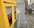 Bild: Petra Hartl
Der Bienenfutterautomat am Rathaus in Amberg wurde in der Nacht von Samstag auf Sonntag vermutlich mit einem Böller gesprengt.