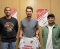 Bild: Dürbeck/exb
Die beiden Trainer Julian Ceesay (links) und Helmut Jurek (rechts) freuen sich über die Verpflichtung von Torjäger Stefan Meisel.