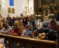 Bild: wel
Der musikalische Nachwuchs des Musikateliers Heigl meistert den Auftritt souverän. Im Hintergrund der Kirchenchor.