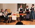 Bild: cog
Die Birgländer Sängerinnen und die Stubenmusik wissen: "Advent is a Leucht'n".