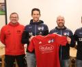 Bild: er
Die Spielleiter Christian Merkl (links) vom SV Sorghof und Rainer Liermann (rechts) vom FV Vilseck freuen sich, dass Udo Hagerer (Zweiter von links) künftig mit Marco Barile das Trainergespann bilden wird.