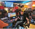 Bild: Portner
Hermann Utz sitzt am Mixing-Desk in seinem Tonstudio „Recording Hill“ in Schönsee. Das kleine Glasfenster gibt den Durchblick zum Aufnahmeraum frei.