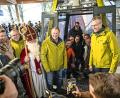 Bild: Eric Waha/fph
Da ist der Andrang groß: Alle freuen sich über die Eröffnung der neuen Seilbahn auf der Ochsenkopf-Südseite. Auch wenn die Bahn am Eröffnungstag wegen starker Windböen nicht fahren konnte.