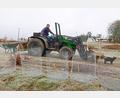Bild: bsc
Für die Anwachsphase hat Thomas Kuhbandner (auf dem Traktor) zahlreiche Hilfsmittel parat. Ein Schutzgitter erhielten Obstbäume in der Feldhecke.