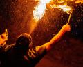 Archivbild: Robert Christ/exb
Mit vielen spektakulären Effekten begeistern die Feuerkünstler von „Drachenherz“ bei ihren Auftritten. Auch bei der Dorfweihnacht zeigten sie eine Show.