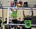 Bild: Hubert Ziegler
Lukas Franz (links) vom VC/DJK Amberg befördert in dieser Szene mit einem kräftigen Schmetterschlag den Ball in die Hälfte des TB Weiden. Die Amberger holten sich den Oberpfalztitel der U18.