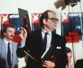 Bild: Chris Pohlert/dpa
„Stern“-Reporter Gerd Heidemann präsentierte 1983 auf einer Pressekonferenz des Hamburger Magazins „Stern“ die angeblichen Hitler-Tagebücher. (Archivbild)