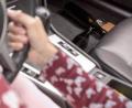 Symbolbild: Christin Klose/dpa-tmn
Polizeibeamte haben eine betrunkene Autofahrerin aus dem Verkehr gezogen.