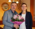 Bild: Hirsch
Die 36-jährige Bianca Heistrüvers bewirbt sich für die ÖDP um das Bundestags-Direktmandat. Kreisvorsitzender Alfred Damm gratulierte zur Nominierung mit einem Blumenstrauß.