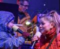 Bild: Stephan Huber
Karaoke gehört beim Weihnachtsmarkt in Amberg längst zu den beliebtesten Programmpunkten. Zum Start in die Saison 2024 traute sich Raphael mit seiner Mama Mandy auf die Bühne.