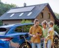 Symbolbild:  DJD/E.ON/Getty Images/Halfpoint
Die Photovoltaikanlage für Solarstrom am Dach und das Elektroauto im Hof: Jeder Einwohner von Sulzbach-Rosenberg kann zur Energiewende beitragen. Dafür gibt es jetzt auch kostenlose Beratung durch einen Energiecoach.