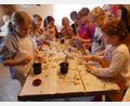 Bild: rn
Die Kinder bearbeiteten beim Weihnachtsbacken fleißig den Teig, verzierten die Plätzchen und freuten sich auf die Kostproben