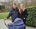 Bild: privat
Benjamin und Loreen Zeitler bei einem ersten Ausflug mit Kinderwagen. Unterwegs gratulierte auch Pfarrer Jeschner zur Geburt von Töchterchen Livia.