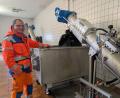Bild: pz
Sven Ollermann im Betriebsgebäude der Waldsassener Kläranlage. Dort wird das Abwasser mit einem Rechen grob mechanisch gereinigt und das Sammelgut über eine mechanische Schnecke direkt in einen Müllsack befördert.