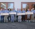 Bild: Roman Koska/exb
Firmenchef Manfred Philipp (links) und Junior-Chef Roman Koska (rechts) dankten Stefan Lorenz (von links mit Namensholzbrett), Rainer Philipp, Klaus Weber und Andreas Philipp für ihre Betriebszugehörigkeit.