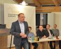 Bild: gsp
Thomas Großer (links) von den Amberger Stadtwerken gab den Vereinsvertretern einen Einblick in die politischen Vorgaben im Rahmen der Energiewende. Im Hintergrund der Vorstand des Stadtverbands für Sport mit Helga Powalla, Wolfgang Meier, Christian Hollederer und Bernhard Scheidig (von links).