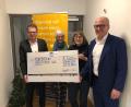 Bild: Hospizverein Schwandorf/Monika Kagerer/exb
Maximilian Baumgärtner (rechts) und Heiner Duscher (links) überreichen die Spende an Brigitte Molch (Zweite von links) und Gisela Pöhler (Dritte von links) vom Hospizverein Schwandorf.