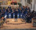 Bild: jr
Die Bärnauer Grenzlandbuam und -moidla unter der Leitung von Günther Freundl beim Konzert in der Stadtpfarrkirche Bärnau. 42 Musikerinnen und Musiker erfreuten die Besucher mit einem eineinhalbstündigen Programm.