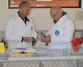 Bild: Walter Schlenk
Die beiden Preisrichter Rudolf Lorenz aus Straubing und Rudolf Freimuth aus Pegnitz bewerten die ausgestellten Tauben.
