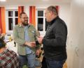 Bild: bjp
Nach acht Jahren verlässt Felix Bauernfeind (stehend links, mit Bürgermeister Thorsten Hallmann) den Schwarzenbacher Gemeinderat.