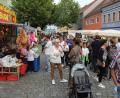 Archivbild: frd
Verkaufsoffene Sonntage mit Buden am Marktplatz ziehen in Oberviechtach viele Besucher an, wie das Foto eines Michaelimarktes zeigt. Nun hat die Stadt das Konzept geändert, 2025 gibt es in einem Pilotprojekt vier statt drei Marktsonntage.