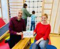 Bild: Mariella Kramer
650 Euro hatte Stadtführer Günter Haller (links) bei der Spendenübergabe für die Leiterin der Frühförderstelle Sulzbach-Rosenberg, Michaela Moore (recht), dabei.