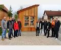 Bild: ds
Über die gelungene Ergänzung des Bushäuschens mit dem Bücherschrank freuten sich bei der Einweihung Helmut Maul (Elektro Maul), Werner Renner (Schreinerei Renner), Gerhard Pirner (Megatec), 2. Bürgermeisterin Lydia Zahner, Helga Kohl (Initiatorin), Laura Miszka und Timo Bielesch (Kirwaverein), Gemeinderat Christoph Miszka, Silke Meyer (Bauamt), Zimmermeister Thomas Mutzbauer sowie Bürgermeister Roman Berr (von links).
