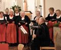 Bild: ubb
Der OWV-Chor unter Leitung von Viktor Ehlscheidt (vorne rechts) sang von "Adventserwartungen" und zeigte nicht nur Klangsicherheit: Die Trachtengewänder waren auch ein Augenschmaus.