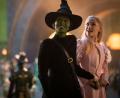 Bild: Giles Keyte/Universal Picture/dpa
Cynthia Erivo als Elphaba und US-Popstar Ariana Grande als Glinda glänzen in „Wicked“.