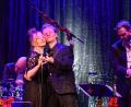 Bild: Petra Hartl
"The Special Night(s) before Christmas" waren wieder ein Erlebnis. Das lag nicht nur an den Hauptpersonen Markus Engelstädter (mit Mikrofon), Steffi Denk und Lisa Wahlandt (links), sondern auch an den Musikern im Hintergrund.