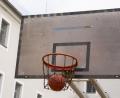 Bild: Dominik Hopperdietzel
Ein Basketball-Korb in der Justizvollzugsanstalt Amberg. Für viele Inhaftierte genau der Ausgleich zum Gefängnis-Alltag, den sie brauchen.