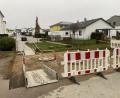 Bild: dob
Plötzlich ging es schnell: Am Montag in der Bürgerversammlung von Barbara Kindl moniert, rollt umgehend der städtische Bagger an, um den Durchgang beim Baugebiet "Sommerwiesen" auszubaggern und anschließend zu pflastern.