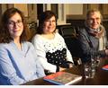 Bild: Hirsch
Dr. Alexandra Sokotukhina (links) übernimmt die Kinderarztpraxis von Dr. Diana Boudova (Mitte). Rechts Dorothea Asensio, die vor 35 Jahren in Neunburg v.W. die erste Kinderarztpraxis eröffnete.