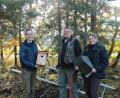 Bild: Eva Sonnleitner/exb
Eva Sonnleitner, Rolf Dorn und Silke Lohr (von links) sind im Wald unterwegs, um Nistkästen anzubringen.