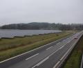 Bild: fz
Links neben der Autobahn hinter den bereits verbauten PV-Modulen werden weitere im Solarpark Haidmühle errichtet.