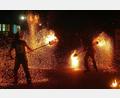 Bild: bsc
Nicht nur Glühwein und Getränke sorgten bei der dritten Friedenfelser Dorfweihnacht für heiße Momente. Die Friedenfelser Gruppe „Drachenherz“ verzauberte mit Flammen und Funkenregen.
