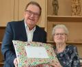 Bild: gf
Bürgermeister Martin Preuß gratuliert Christel Greß zum 90. Geburtstag und überreicht eine flauschige Kuscheldecke