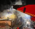 Bild: Feuerwehr Auerbach
Die Feuerwehren bekämpfen den Brand in einem Einfamilienhaus in Altzirkendorf. Im Einsatz war auch die Drehleiter der Auerbacher Wehr.