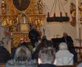 Bild: dob
Vor den glitzernden Akanthusaltären der Waldauer Benefiziumskirche St. Johannes Nepomuk beschenkte Tenor Christoph Baierl mit seinem Pianisten Hans Joachim Grajer die Zuhörer mit vorweihnachtlichen musikalischen Akzenten.