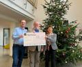 Bild: Andreas Hofmeister, Stadt Schwandorf/exb
Oberbürgermeister Andreas Feller (Mitte) nimmt die Spende von Stefan Trettenbach und Maria Zilker entgegen.