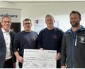 Bild: Holger Eckert
Holger Eckert (links) übergibt Spenden an die Feuerwehren Auerbach und Michelfeld.