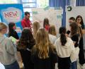 Archivbild: do
Beim Real Talk in der Aula der Volksschule im September waren die Themen-Stationen dicht umlagert.