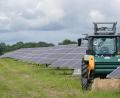Symbolbild: Marcus Brandt/dpa
So ähnlich könnten die Agri-PV-Anlagen bei Haidenaab und Göppmannsbühl einmal aussehen. Die Interessengemeinschaft Haidenaab-Göppmannsbühl bezweifelt aber den Sinn weiterer Solarparks im Gemeindegebiet.