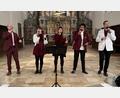 Bild: mgo
Die Regensburger A-Capella-Band B'n'T bringt mit einem stimmgewaltigen Konzert das Publikum in der Weidener Michaelskirche in Weihnachtsstimmung.