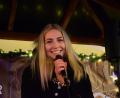 Bild: Kunz
Anna Schön singt Weihnachtslieder auf dem Weidener Christkindlmarkt.