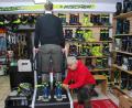 Bild: gsp
Christoph Raumberger (rechts) passt einem Kunden einen Skischuh an. Im Internet ist das so nicht möglich.
