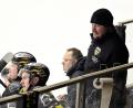 Bild: Hubert Ziegler
Deprimiert an der Bande: Bernhard Keil (rechts), der Trainer ERSC Amberg, hat mit seinem Team ein sportlich schlimmes Wochenende hinter sich.