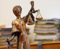 Symbolbild: Britta Pedersen
Eine goldfarbene Justitia-Figur steht in einem Gericht. Ein brutaler Angriff in einer Obdachlosenunterkunft in Amberg hatte Folgen für den Täter, er musste ins Gefängnis. Seine Berufung wurde zurückgezogen.